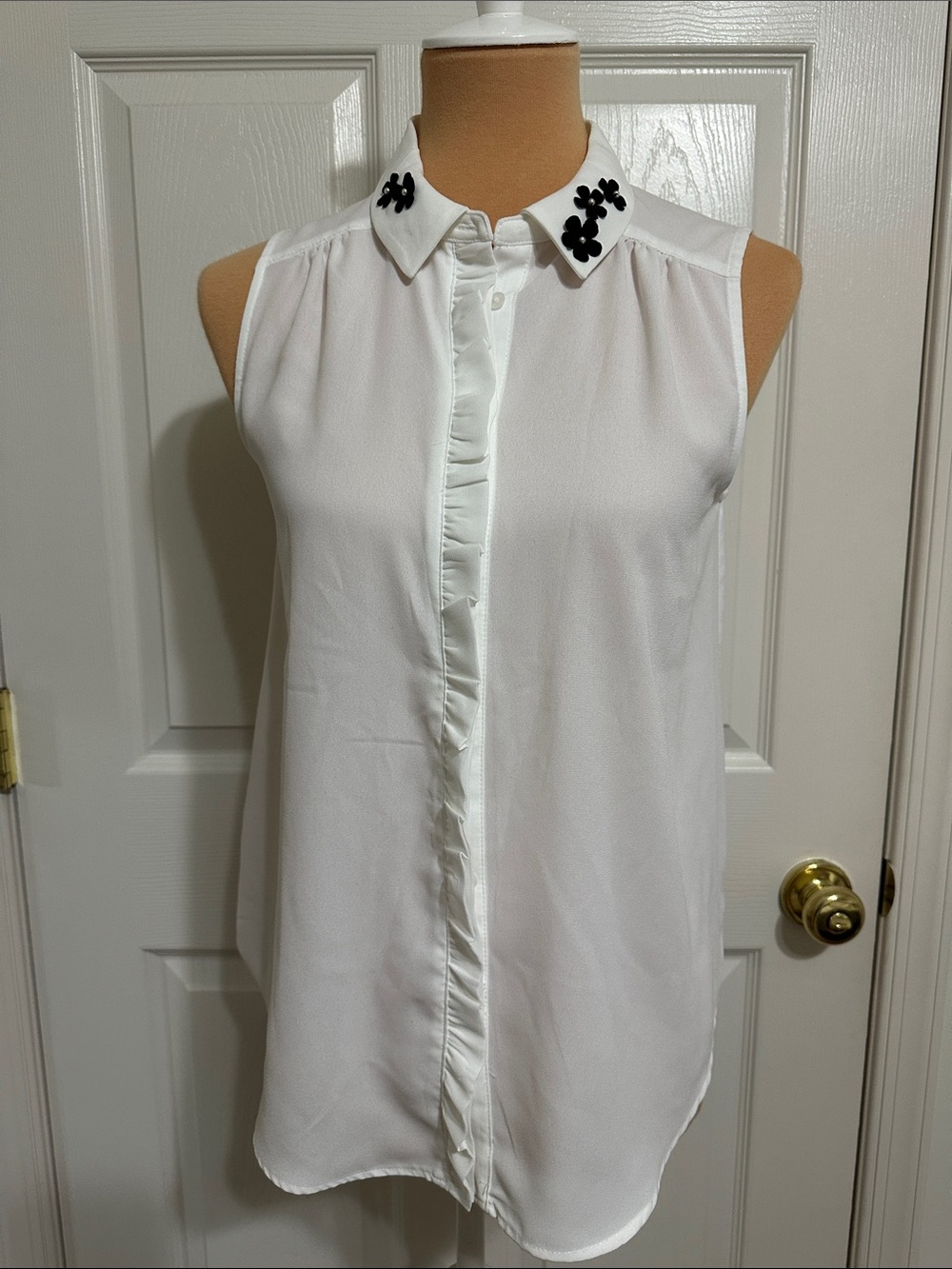Elle Sleeveless White Collared Blouse with Black Flower Appliqués